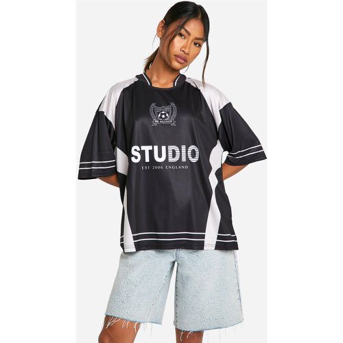 Top da calcio con slogan Studio e colletto monocromatico - boohoo - Modalova