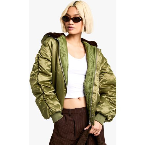 Giacca Bomber oversize con dettagli in pelliccia - boohoo - Modalova