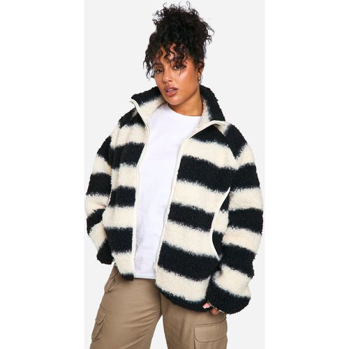 Chaqueta Plus Oversize De Rayas Con Cremallera Y Pelo Rizado - boohoo - Modalova