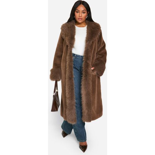 Cappotto longuette Plus Size rivestito in pelliccia sintetica - boohoo - Modalova