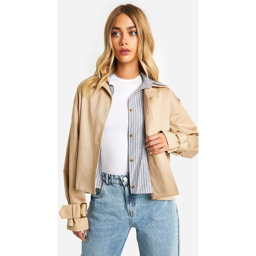 Cappotto Trench corto a righe con dettagli a camicia - boohoo - Modalova