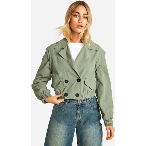 Cappotto Trench corto con dettagli sulle spalle - boohoo - Modalova