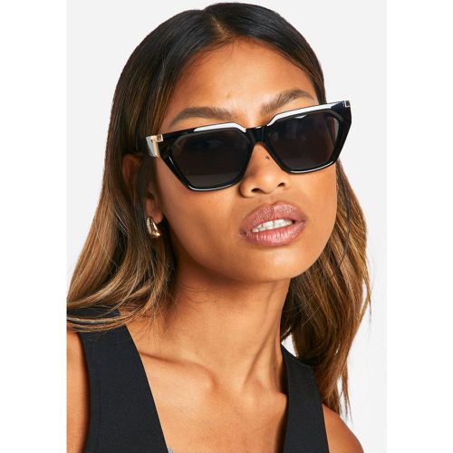 Gafas De Sol Negras Angulares Con Detalle Dorado - boohoo - Modalova