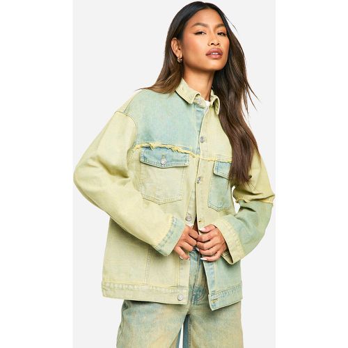 Shacket in denim oversize in lavaggio verde effetto patchwork con dettagli sfilacciati - boohoo - Modalova