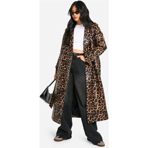 Cappotto Trench Petite in pelle sintetica leopardata - boohoo - Modalova