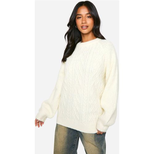 Maglione a girocollo Petite oversize in maglia intrecciata - boohoo - Modalova