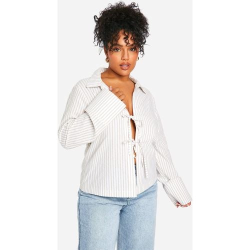 Camicia Plus Size in lino a righe con laccetti frontali - boohoo - Modalova