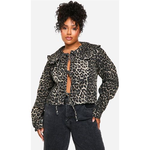 Giacca in denim Plus Size leopardata con colletto e fiocco frontale - boohoo - Modalova