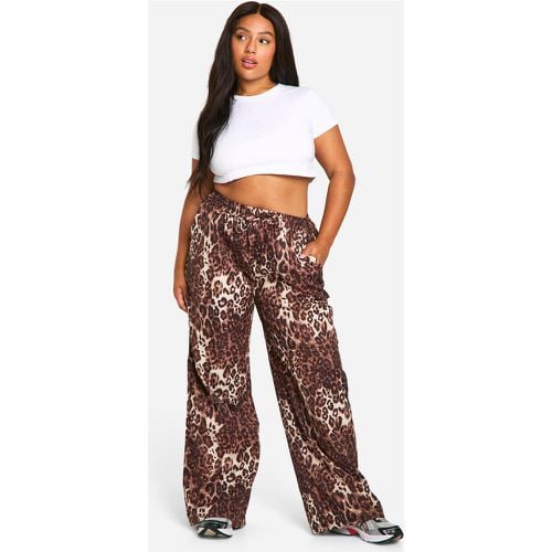 Pantaloni Plus Size a gamba ampia leopardati - boohoo - Modalova