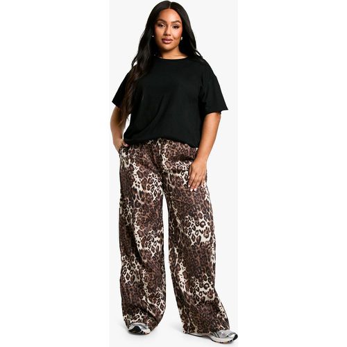 Pantaloni Plus Size a gamba ampia leopardati - boohoo - Modalova