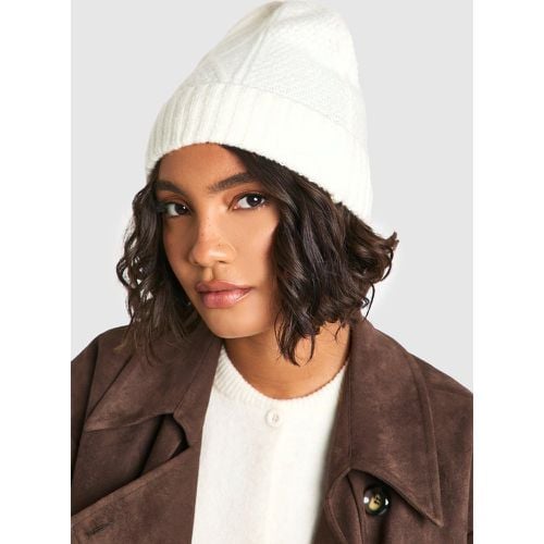 Berretto Beanie in maglia intrecciata - boohoo - Modalova