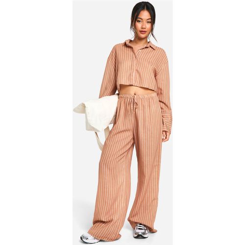 Camicia corta effetto lino a righe & pantaloni a gamba ampia - boohoo - Modalova