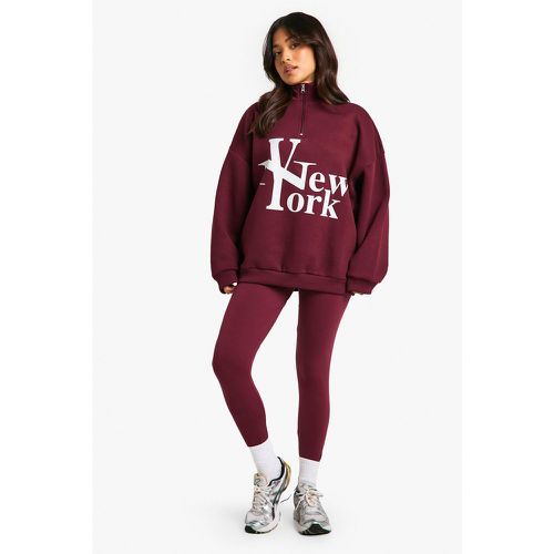 Tuta sportiva Petite New York con legging e zip corta - boohoo - Modalova