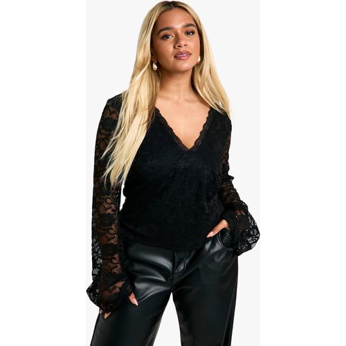 Top Plus Size in pizzo con scollo profondo e maniche svasate - boohoo - Modalova