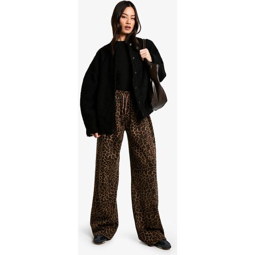 Pantaloni tuta Tall leopardati a gamba ampia - boohoo - Modalova