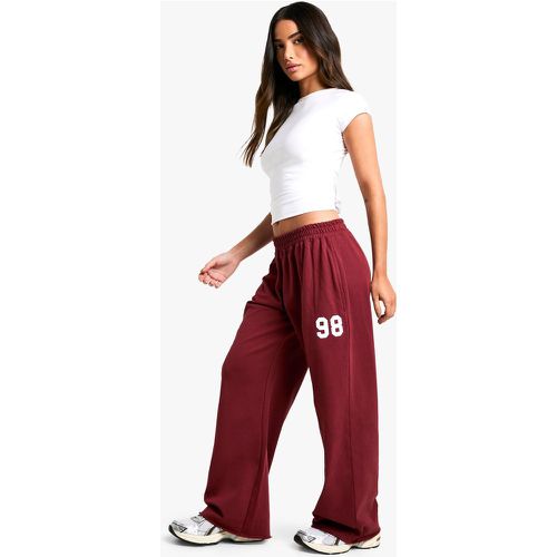 Pantaloni tuta dritti Petite con slogan 98 - boohoo - Modalova