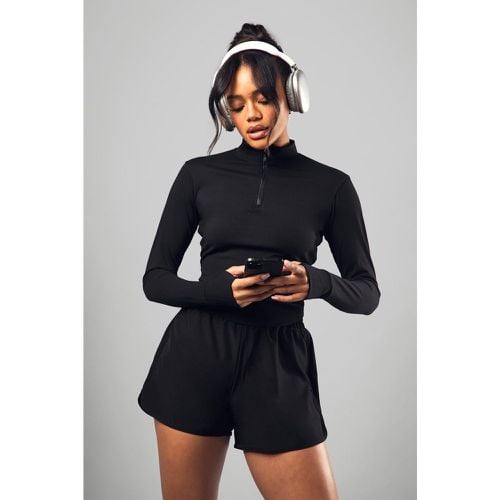 Top da corsa Dsgn Studio con zip corta e fondo curvo - boohoo - Modalova