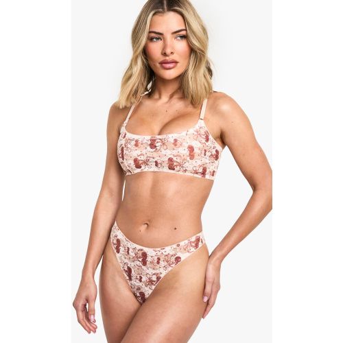 Conjunto De San Valentín De Braguita Brasileña Y Bralette De Encaje Color Cereza Con Escote En U - boohoo - Modalova