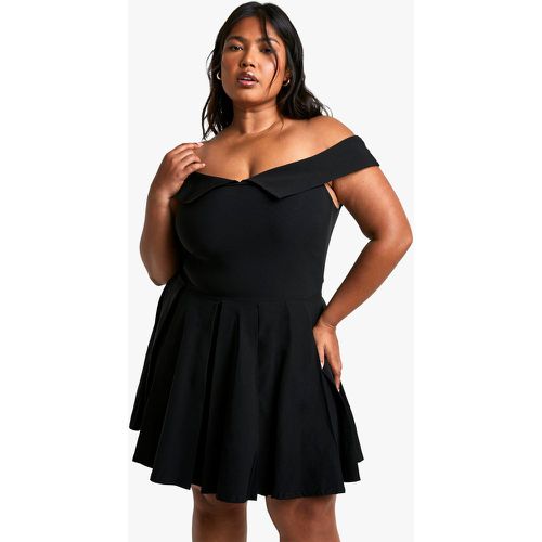 Vestito Skater Plus Size in bengalina con spalle scoperte e pieghe - boohoo - Modalova