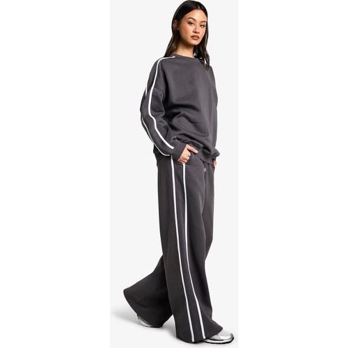 Pantaloni tuta Tall a gamba ampia con striscia laterale - boohoo - Modalova