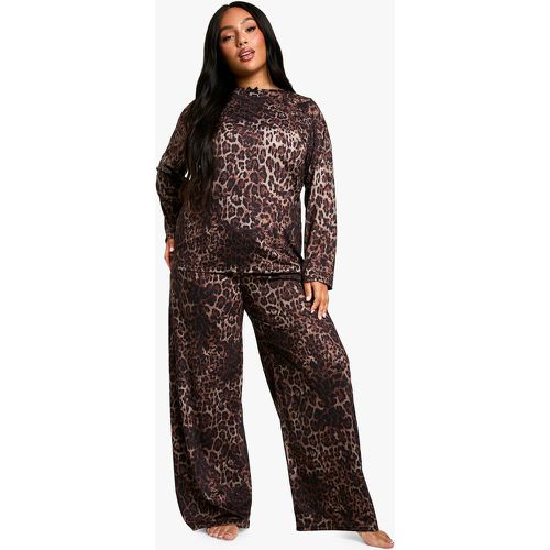 Set pigiama Plus Size a maniche lunghe con pantaloni leopardati - boohoo - Modalova