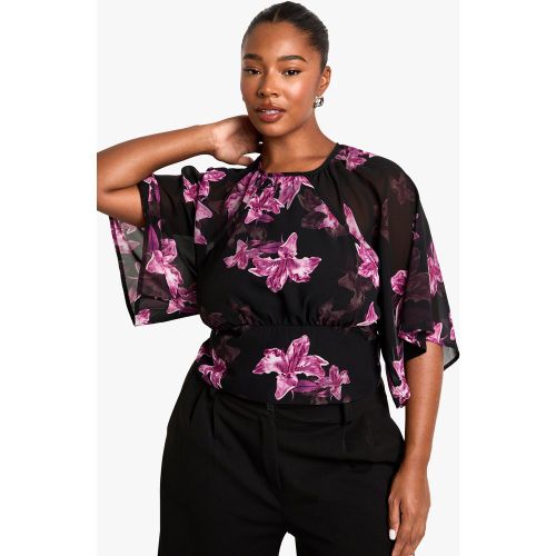 Blusa plus Size in chiffon a fiori con laccetti sul retro - boohoo - Modalova