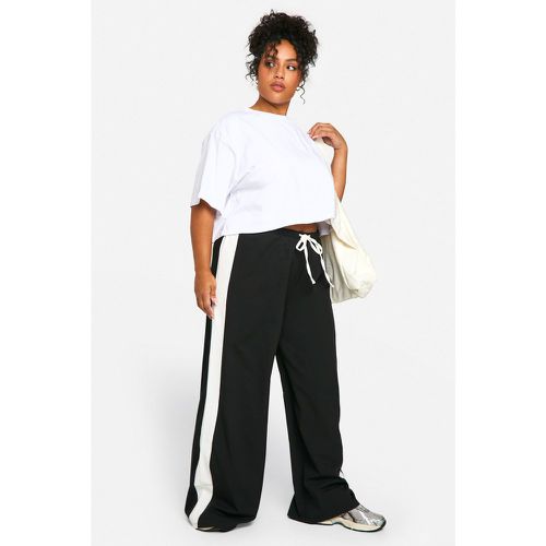 Pantaloni Plus Size a righe laterali con coulisse in vita - boohoo - Modalova