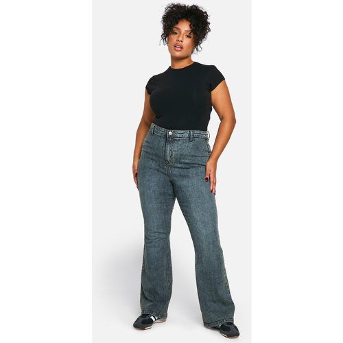 Jeans a zampa Plus Size a vita alta modellanti sul retro - boohoo - Modalova