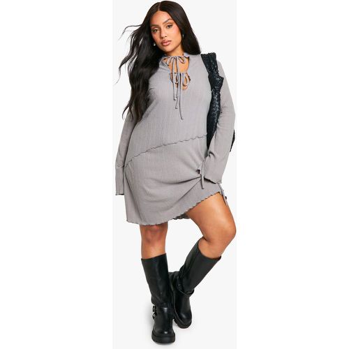 Vestito Skater Plus Size a coste con intaglio sullo scollo e laccetti - boohoo - Modalova