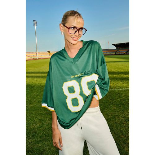 Top da calcio oversize NYC con scollo a V - boohoo - Modalova