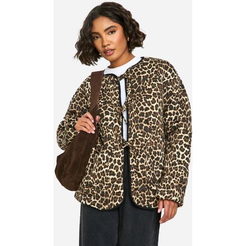 Giacca imbottita Tall leopardata con laccetti - boohoo - Modalova