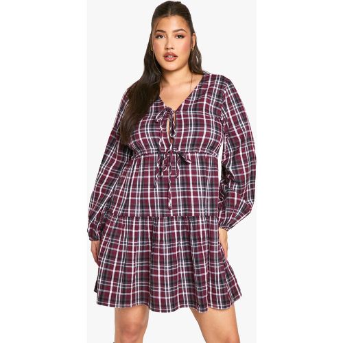 Vestito grembiule Plus Size a quadri con laccetti frontali - boohoo - Modalova