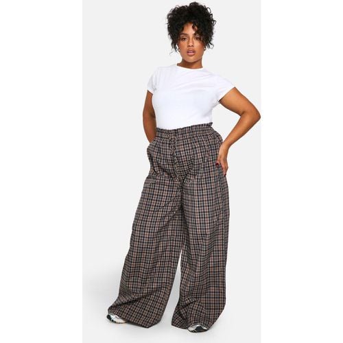 Pantaloni Plus Size a gamba ampia a quadri con vita elasticizzata - boohoo - Modalova