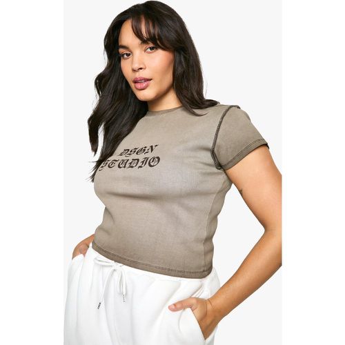 T-shirt Plus Size in lavaggio acido con caratteri gotici DSGN - boohoo - Modalova