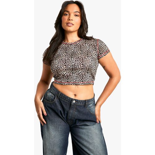 T-shirt Plus Size in fantasia leopardata con dettagli a contrasto - boohoo - Modalova