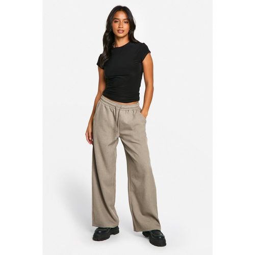 Pantaloni sartoriali Petite a gamba ampia con laccetti in vita - boohoo - Modalova