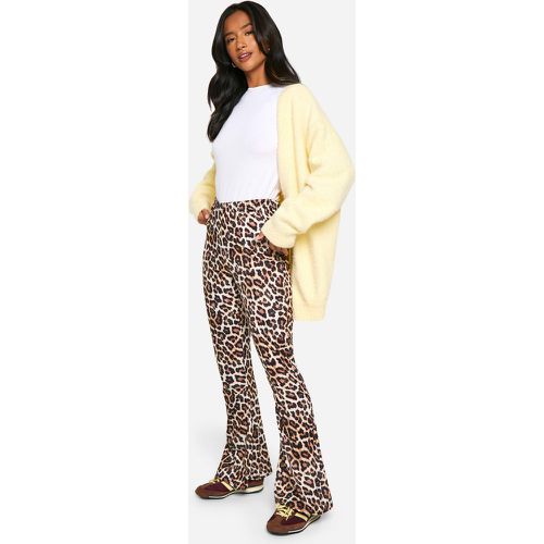 Pantaloni a zampa Petite Basic a vita alta leopardati - boohoo - Modalova