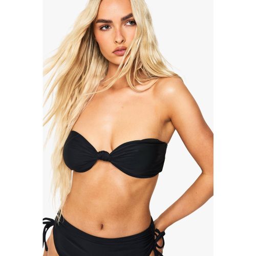 Top bikini a fascia Essentials con busto ampio - boohoo - Modalova