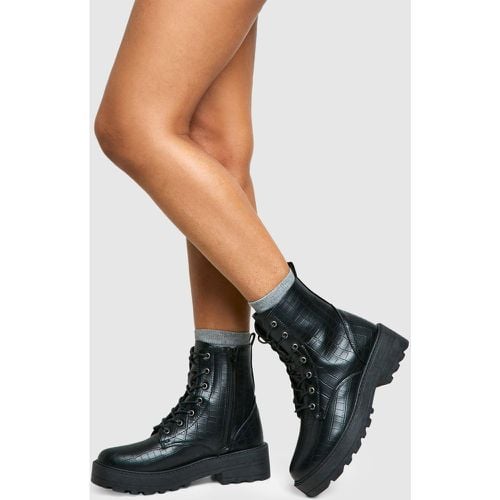 Botas Militares Gruesas Con Tiras Cruzadas Y Acabado De Cocodrilo - boohoo - Modalova