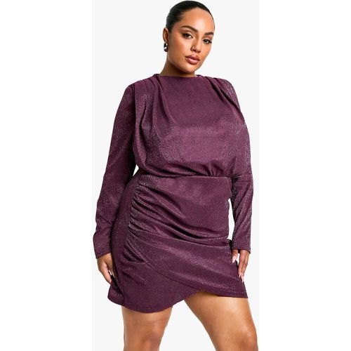 Vestito Plus Size glitterato con spalline imbottite e ruches - boohoo - Modalova