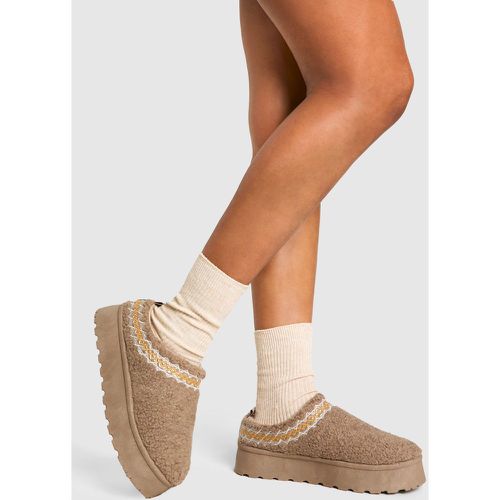 Sandali Mules comodi in pile borg con ricami - boohoo - Modalova