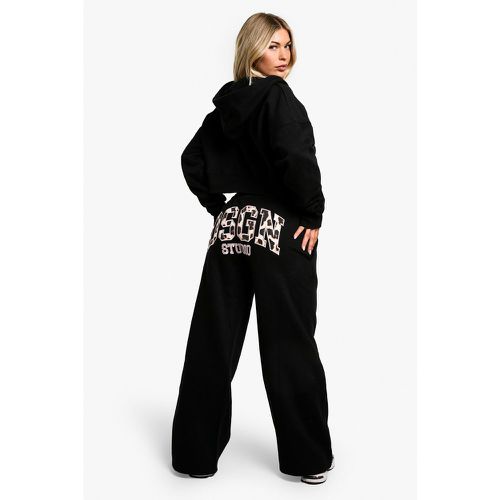 Pantaloni tuta dritti Dsgn Studio leopardati con applique - boohoo - Modalova