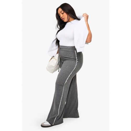 Pantaloni a gamba ampia Plus Size con righe laterali gessate - boohoo - Modalova