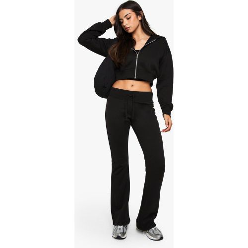 Tuta sportiva in 3 pezzi con pantaloni tuta a zampa e pantaloni ristretti - boohoo - Modalova
