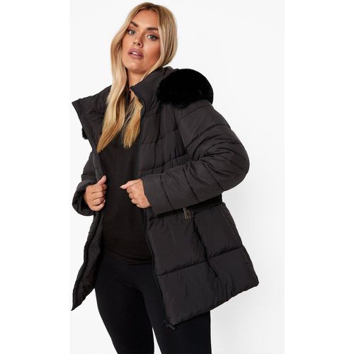 Piumino Plus Size con cintura e finiture in pelliccia sintetica - boohoo - Modalova