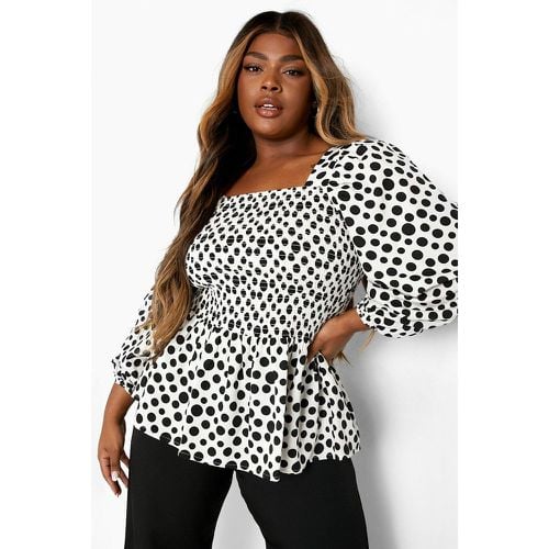 Top Plus Size a pois increspato con volant sul fondo - boohoo - Modalova