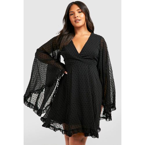 Vestito Skater Plus Size in rete plumetis di chiffon con maniche ampie - boohoo - Modalova