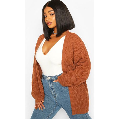 Cardigan Plus Size fil-a-fil in maglia con trama a nido d'ape - boohoo - Modalova