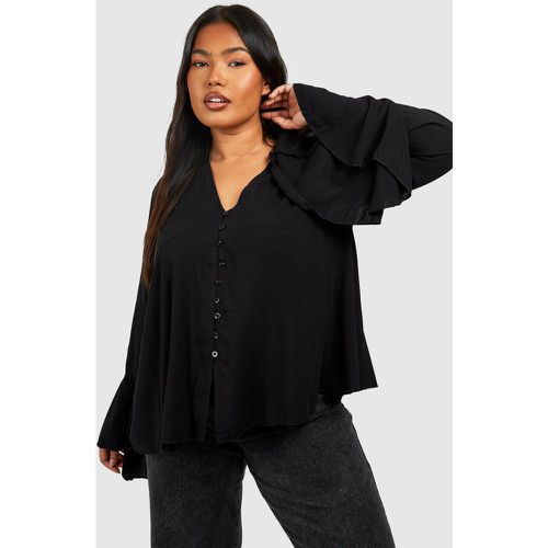 Blusa Plus Size con scollo profondo, bottoni e maniche svasate - boohoo - Modalova