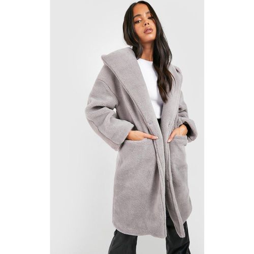 Cappotto Petite oversize in pelliccia teddy con cappuccio - boohoo - Modalova